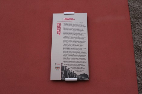 Impronta dedicata ai partigiani di Comenduno, commemorando la loro resistenza e il valore della libertà.