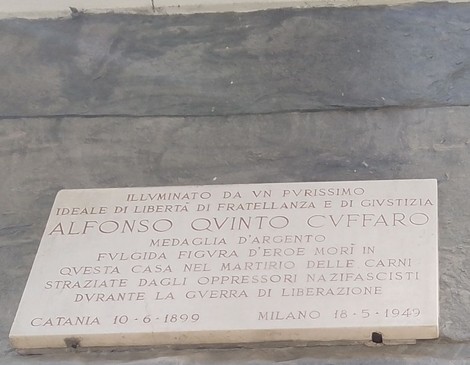 Lapide commemorativa dedicata ad Alfonso C. Cuffaro, eroe della Resistenza contro il nazifascismo.