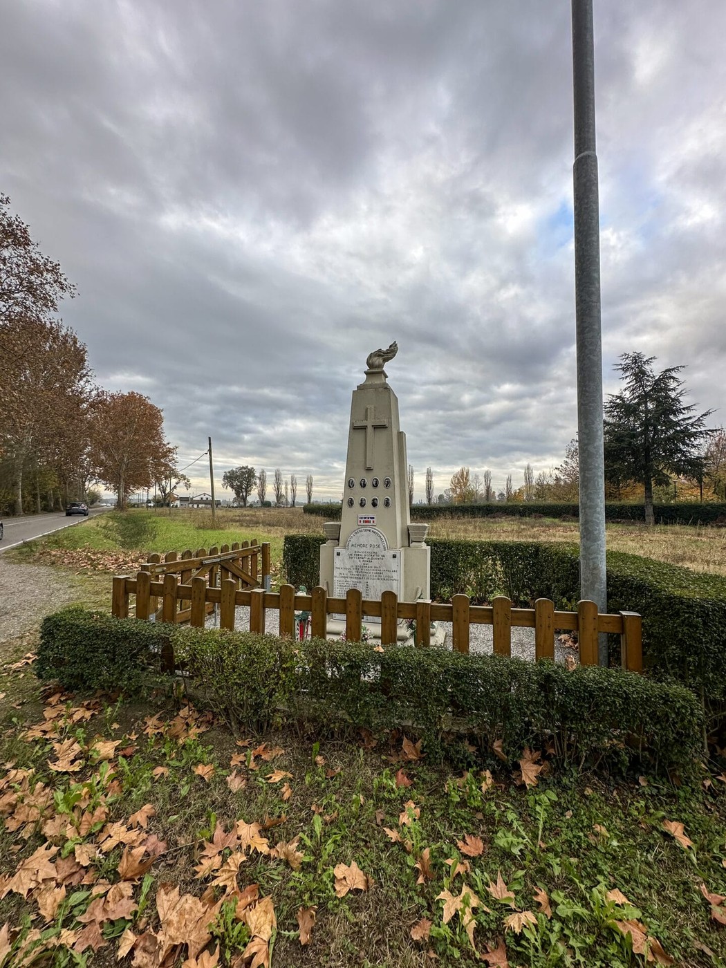 Monumento commemorativo per l'eccidio di Curva Cattania, situato in un'area verde e tranquilla.