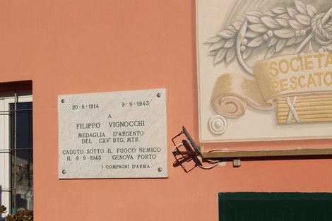 Lapide commemorativa a Vignocchi dedicata a Filippo Vignocchi, con data e onorificenze.
