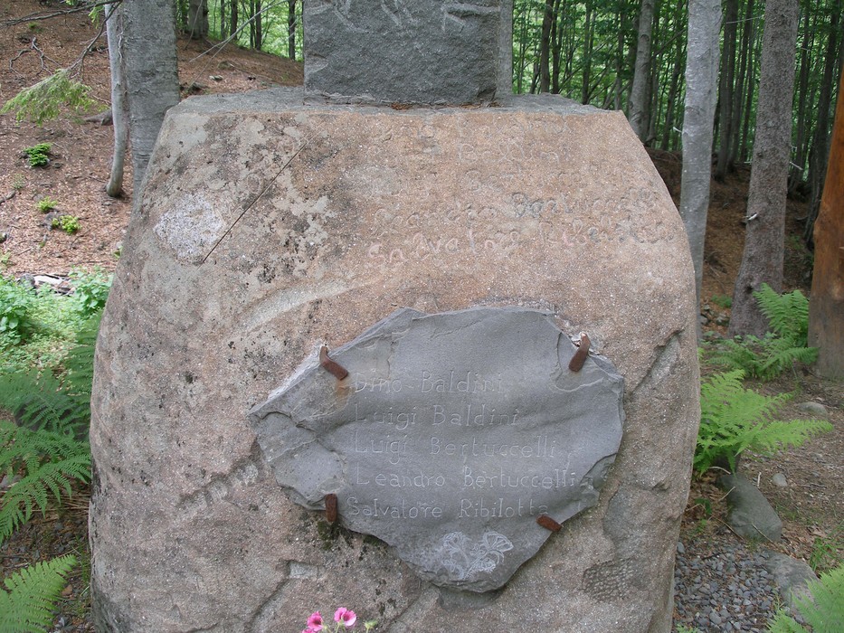 Monumento in pietra dedicato ai caduti, situato nella foresta vicino al Lago Nero.