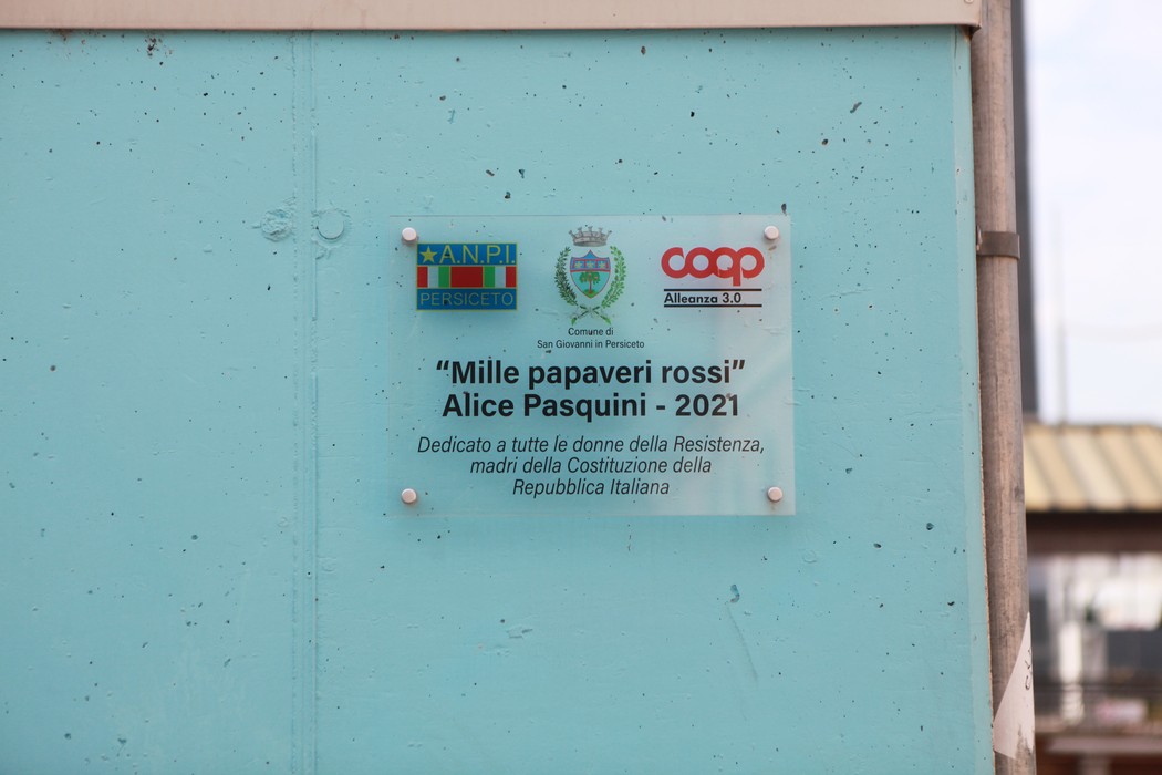 Targa commemorativa "Mille papaveri rossi" dedicata alle donne della Resistenza, realizzata da Alice Pasquini nel 2021.