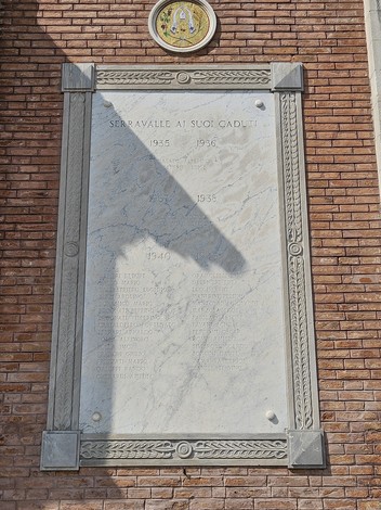 Lapide commemorativa in marmo dedicata ai caduti della Prima e Seconda Guerra Mondiale a Serravalle.