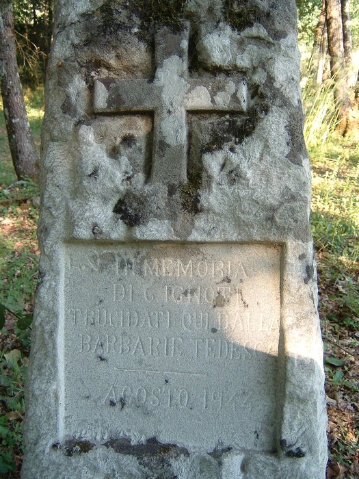 Cippo di Poggio Uccellini, memoriale commemorativo con croce, ricorda le vittime di barbarie nel 1944.