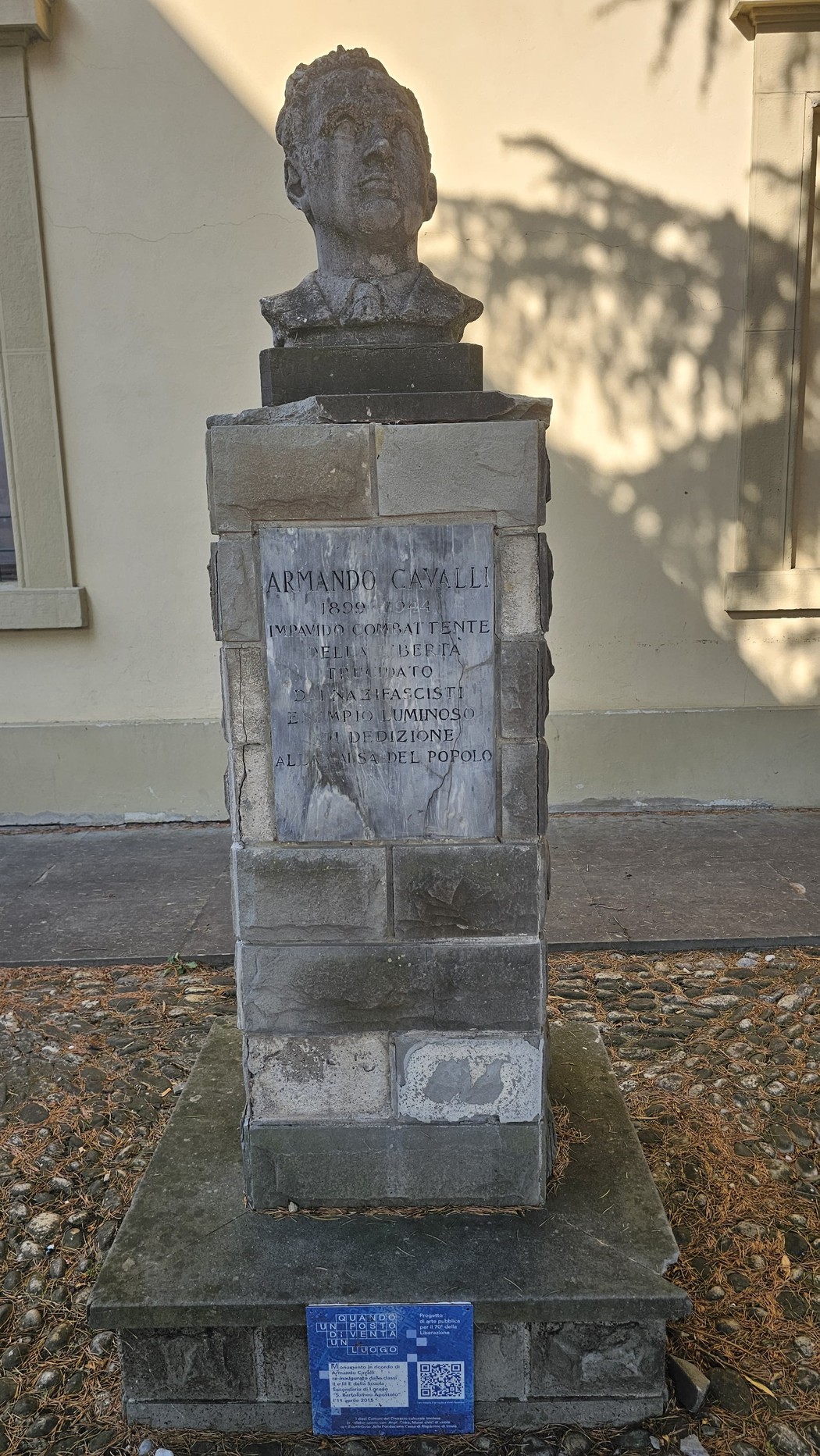 Monumento a Cavalli con un busto su un basamento in pietra, dedicato a una figura storica.