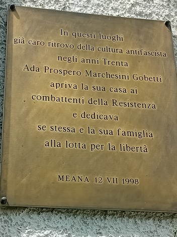 Targa commemorativa dedicata a Prospero Gobetti Marchesini, simbolo della cultura antifascista e della Resistenza.