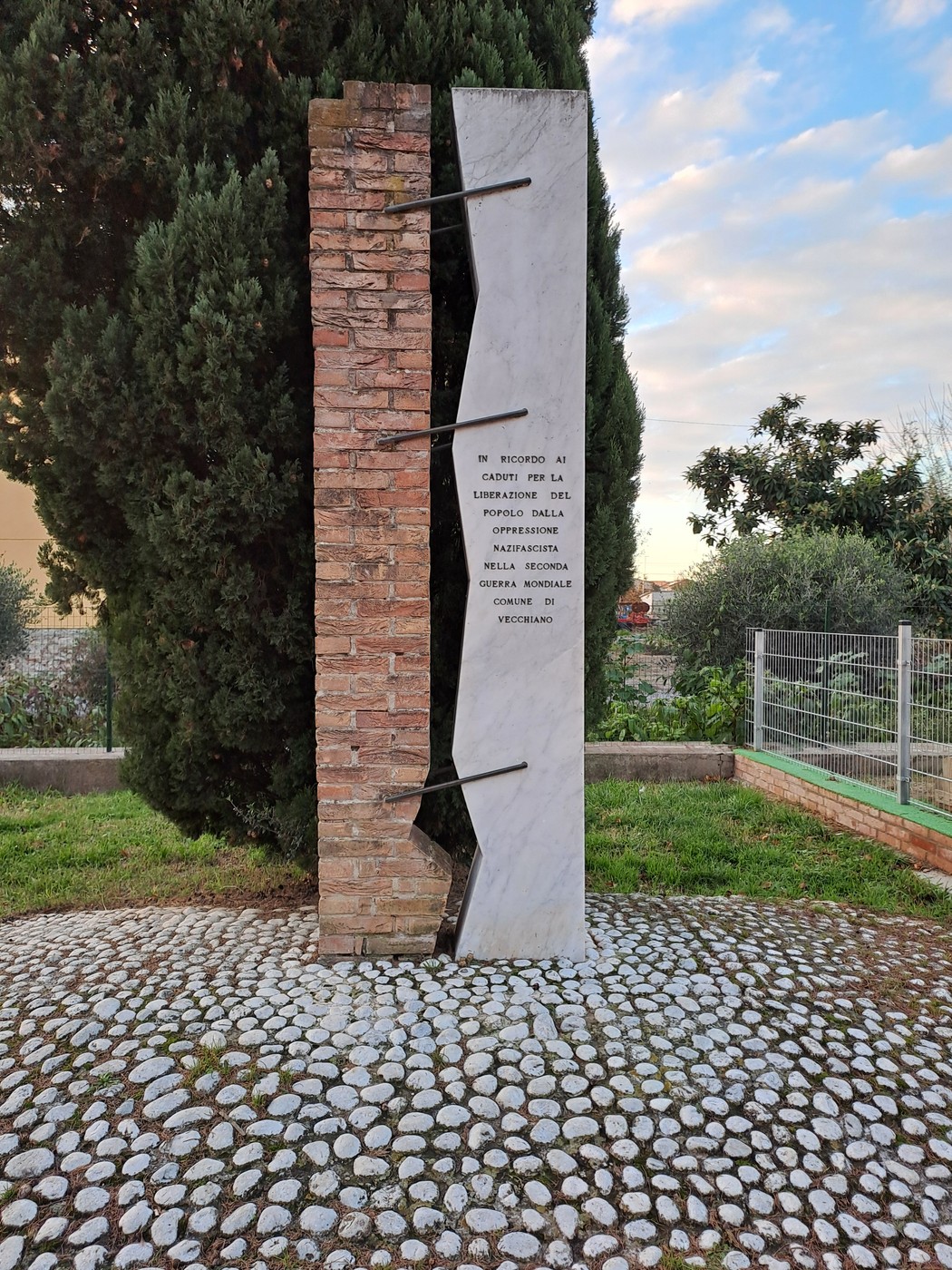 Monumento ai caduti per la Liberazione, simbolo di memoria e omaggio ai sacrifici per la libertà.