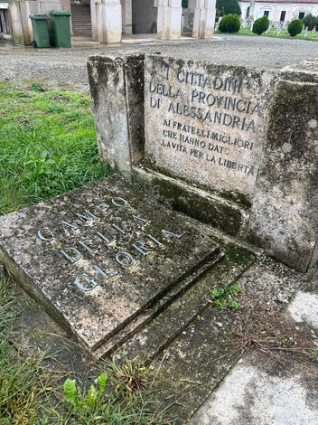 Targa in pietra del "Campo della Gloria", ricordo per coloro che combatterono per la libertà.