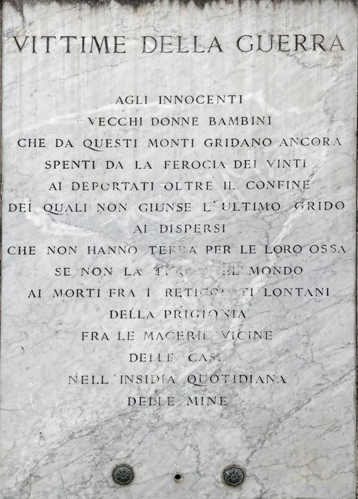 Monumento ai caduti di Vado, ricordo delle vittime della guerra, con testi commemorativi su una lastra di pietra.