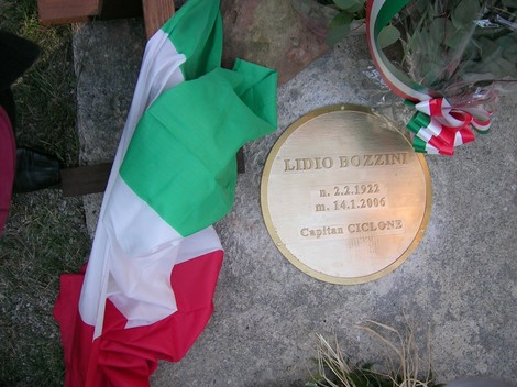 Monumento commemorativo a Lidio Bozzini, con dati biografici e decorazioni tricolori.