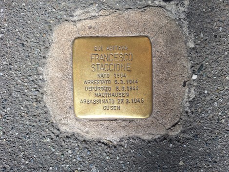 Pietra d'inciampo in memoria di Francesco Staccione, installata nel luogo della sua abitazione.