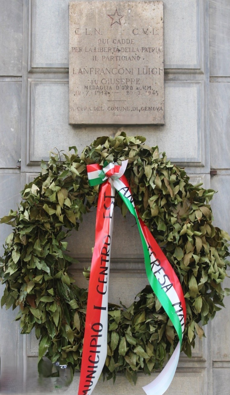 Lapide commemorativa dedicata a Lanfranconi, con una corona di alloro e nastri tricolori.