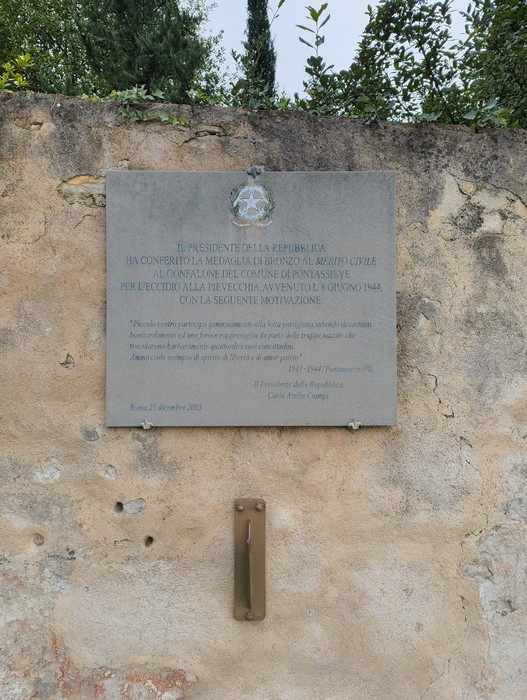 Lapide commemorativa situata a Pievecchia, dedicata alla memoria di eventi storici significativi.