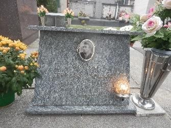 Sacrario dei partigiani di Cappuccini, monumento in pietra con fiori e una lampada votiva.