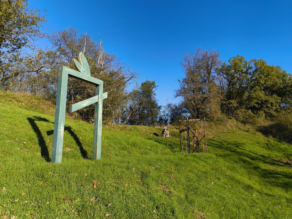 Monumenti del Parco della Linea Gotica: opere contemporanee immerse nella natura.