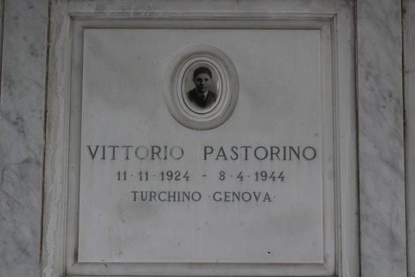 Sacrario dei partigiani di Torbella con targa in memoria di Vittorio Pastorino.