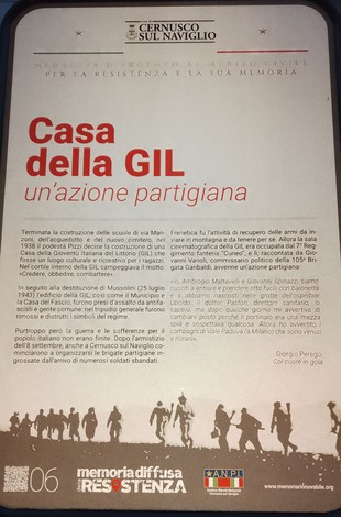 Targa commemorativa dell'azione partigiana alla GIL, simbolo della resistenza e della memoria storica.