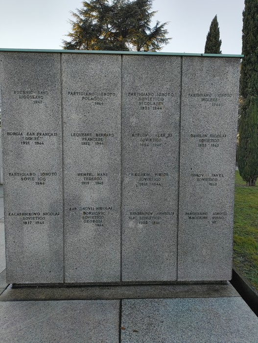 Monumento commemorativo di Campo della Gloria con iscrizioni in memoria dei caduti. Giardino circostante.