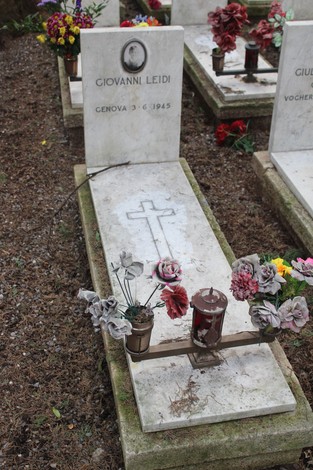 Tombe con fiori e commemorazioni, in onore dei caduti per la Libertà, in un cimitero.