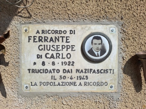Lapide commemorativa che ricorda Ferrante Giuseppe di Carlo, vittima del nazifascismo nel 1945.