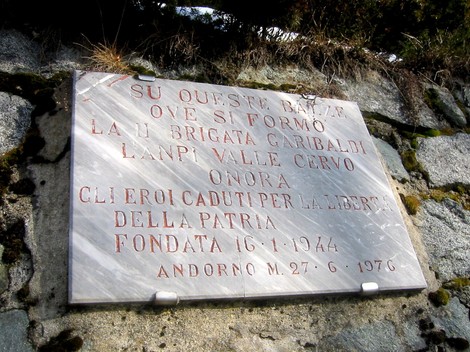 Lapide commemorativa che onora gli eroi della 2° Brigata Garibaldi, caduti per la patria. Andora, 1976.