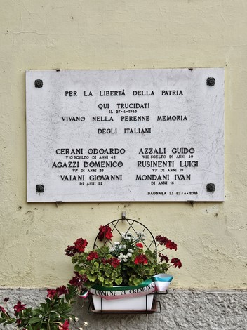 Lapide commemorativa ai Martiri di Bagnara, con fiori e decorazioni in onore dei caduti.