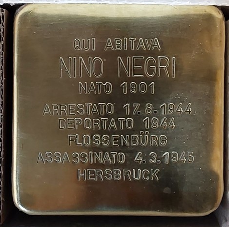 Pietra d'inciampo con nome e date di una vittima della persecuzione nazista a Negri.