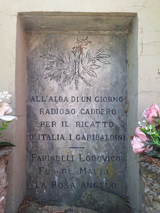 Cippo commemorativo a Farinelli, Fusari e La Rosa, dedicato ai caduti per il ricatto d'Italia e Garibaldi.