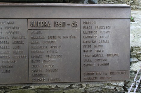 Monumento commemorativo ai caduti di Bavari, con iscrizioni in memoria dei soldati della guerra 1940-45.
