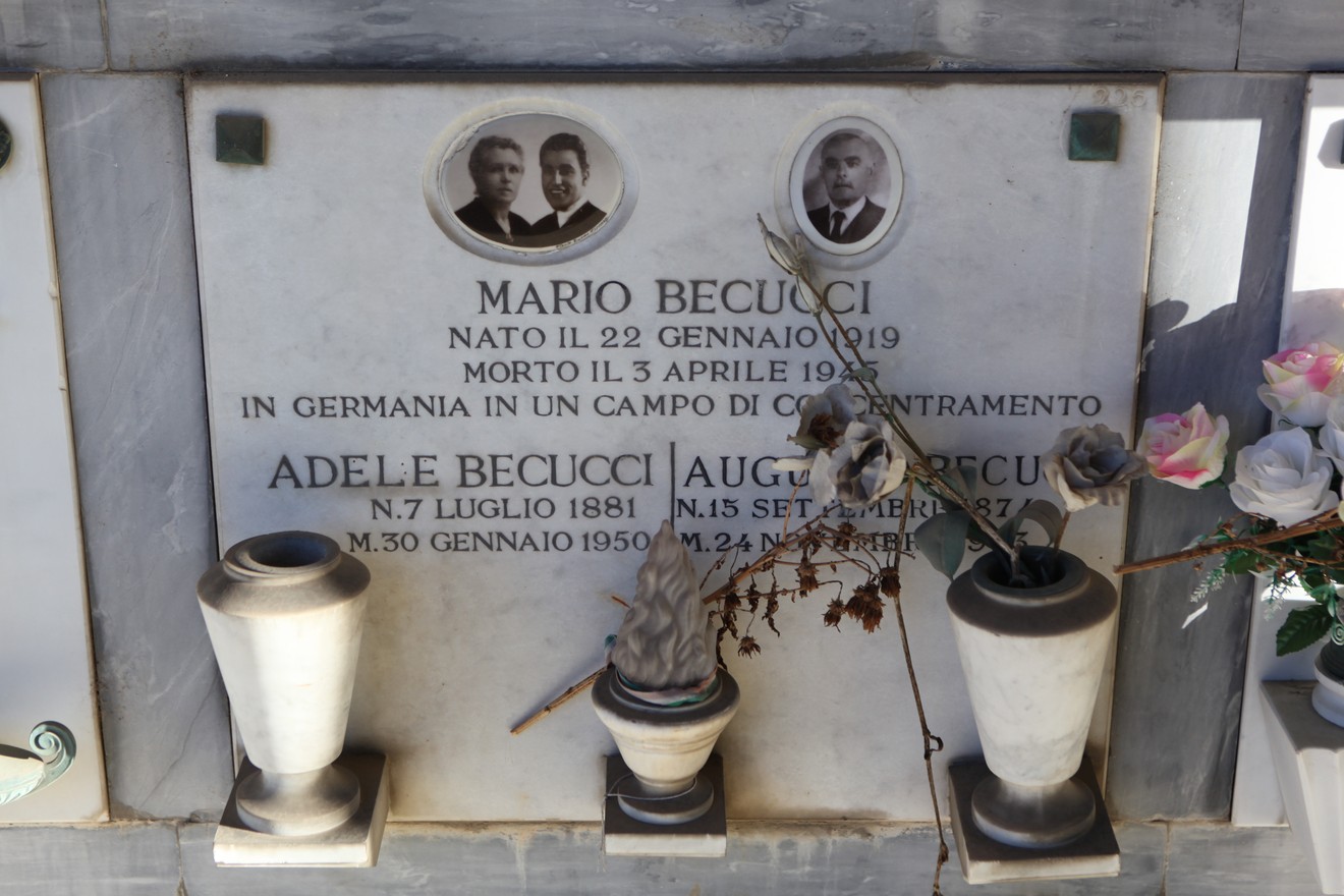 Cenotafio di Becucci con targa commemorativa e fiori, in memoria di Mario e della sua famiglia.