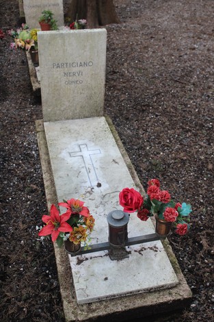 Tombe perpetue dedicate ai caduti per la libertà, adornate con fiori e monumenti commemorativi.