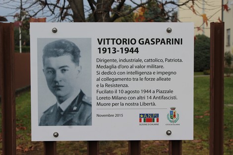 Targa commemorativa dedicata a Vittorio Gasparini con una breve biografia e dettagli sul suo contributo alla Resistenza.