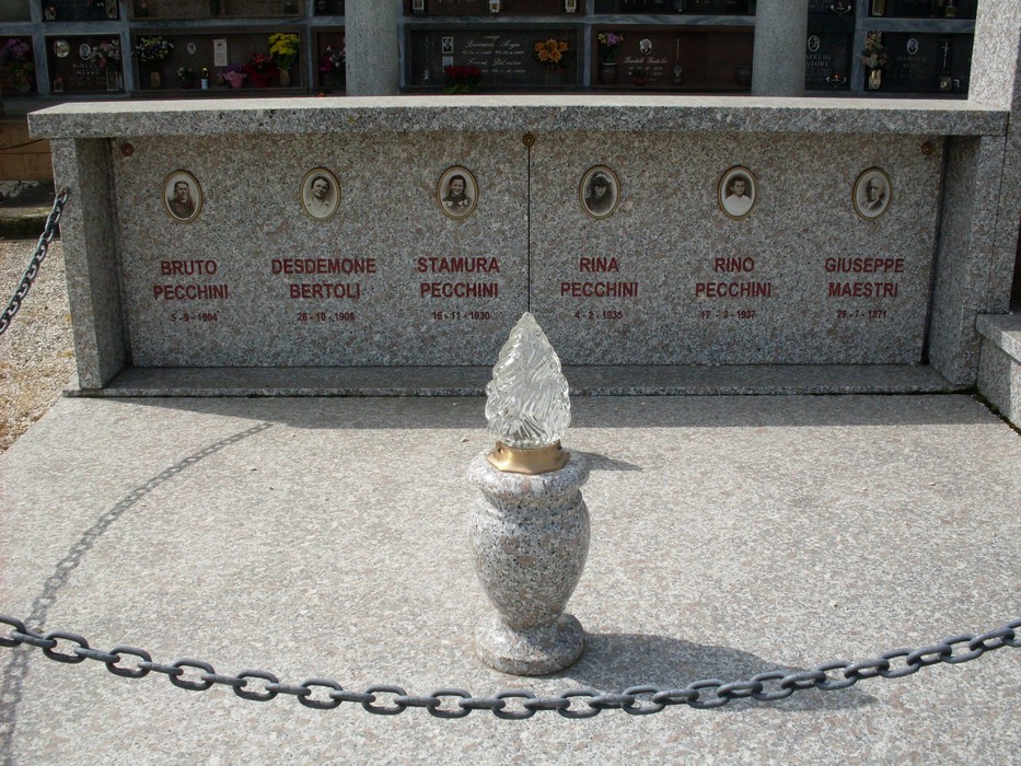 Sacrario dedicato alle vittime dei bombardamenti, con epigrafi commemorative e lumino centrale.