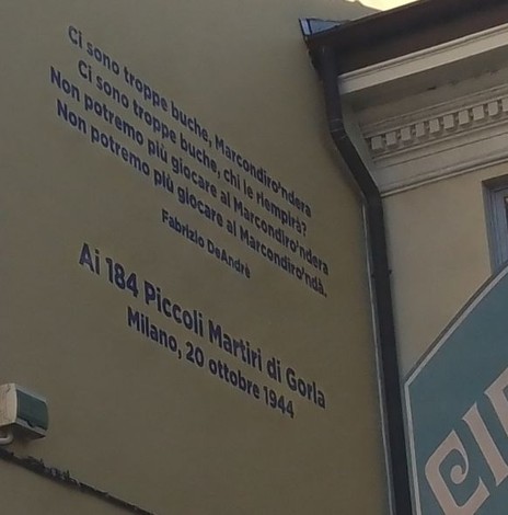 Murale dedicato ai martiri di Gorla, a Milano, con iscrizioni commemorative e un richiamo alle conseguenze della guerra.