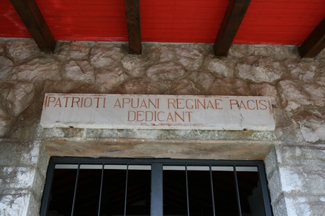 Chiesetta dedicata ai partigiani in memoria dei patrioti apuani, con un'atmosfera storica e commemorativa.