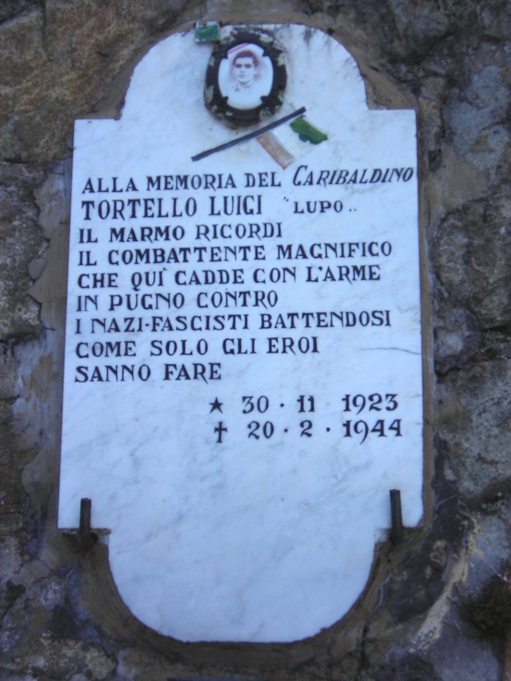 Lapide dedicata a Tortello Luici, commemorando il suo eroico sacrificio contro i nazifascisti.