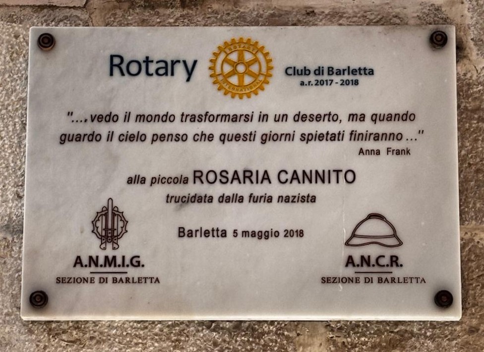 Targa commemorativa per Rosaria Cannito, situata a Barletta, con citazione di Anna Frank sulla trasformazione del mondo.
