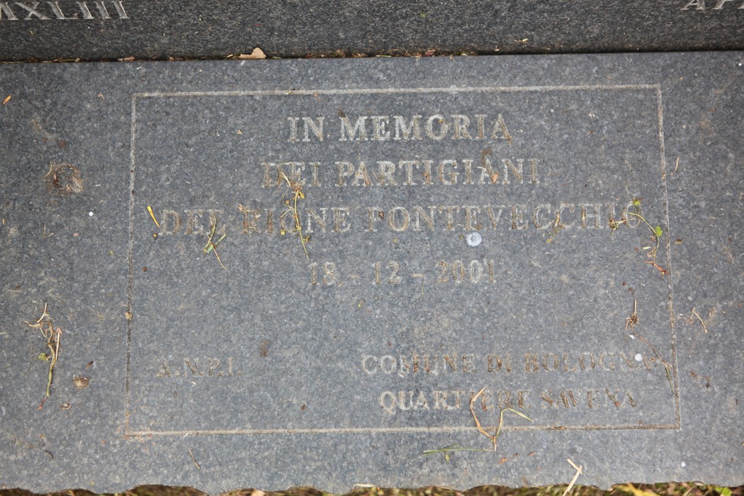 Cippo commemorativo ai partigiani del Pontevecchio, dedicato alla loro memoria.