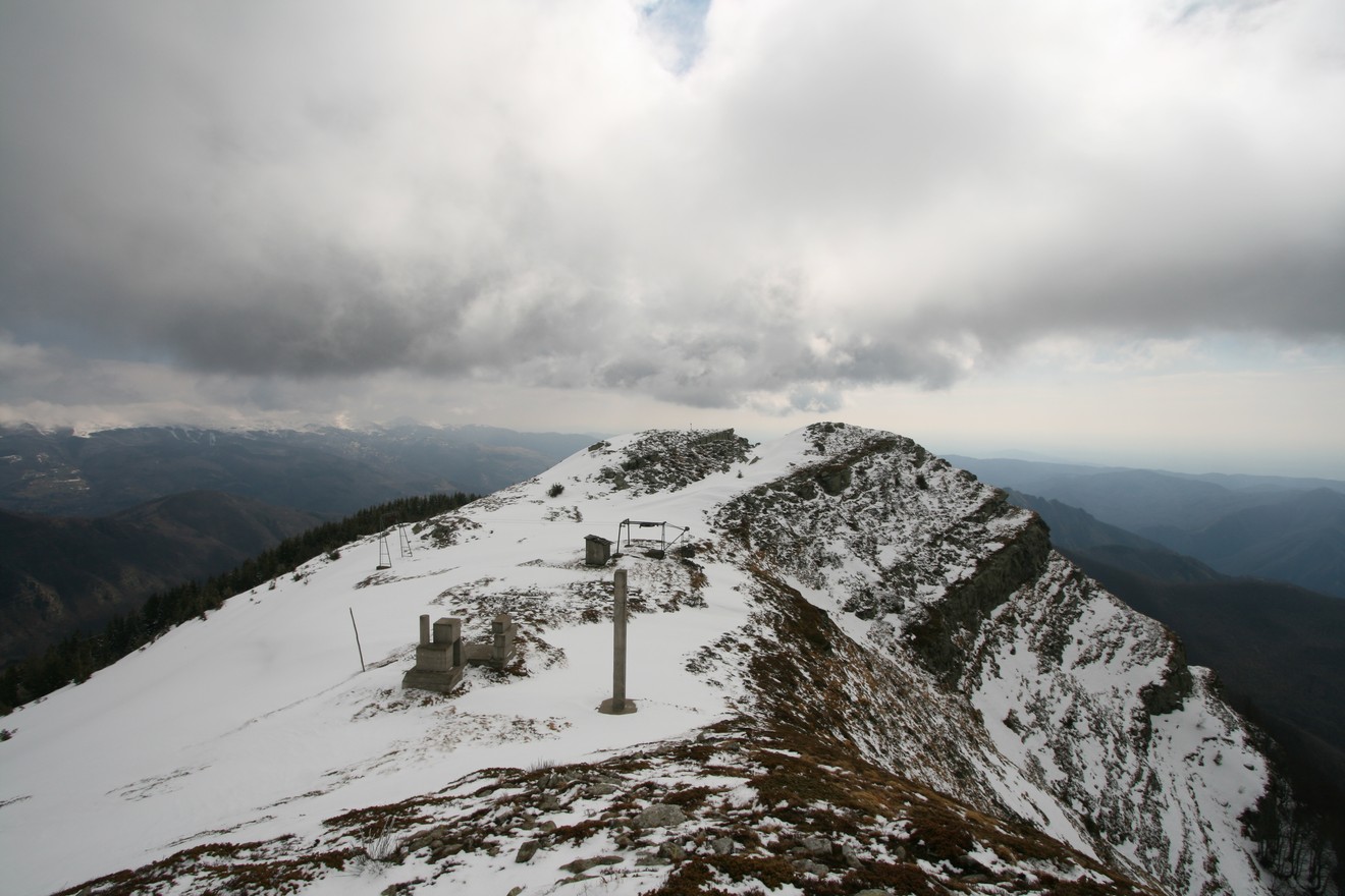 Panorama innevato del Monumento alla XI Zona "Pippo", situato in alta montagna. Atmosfera suggestiva e naturale.