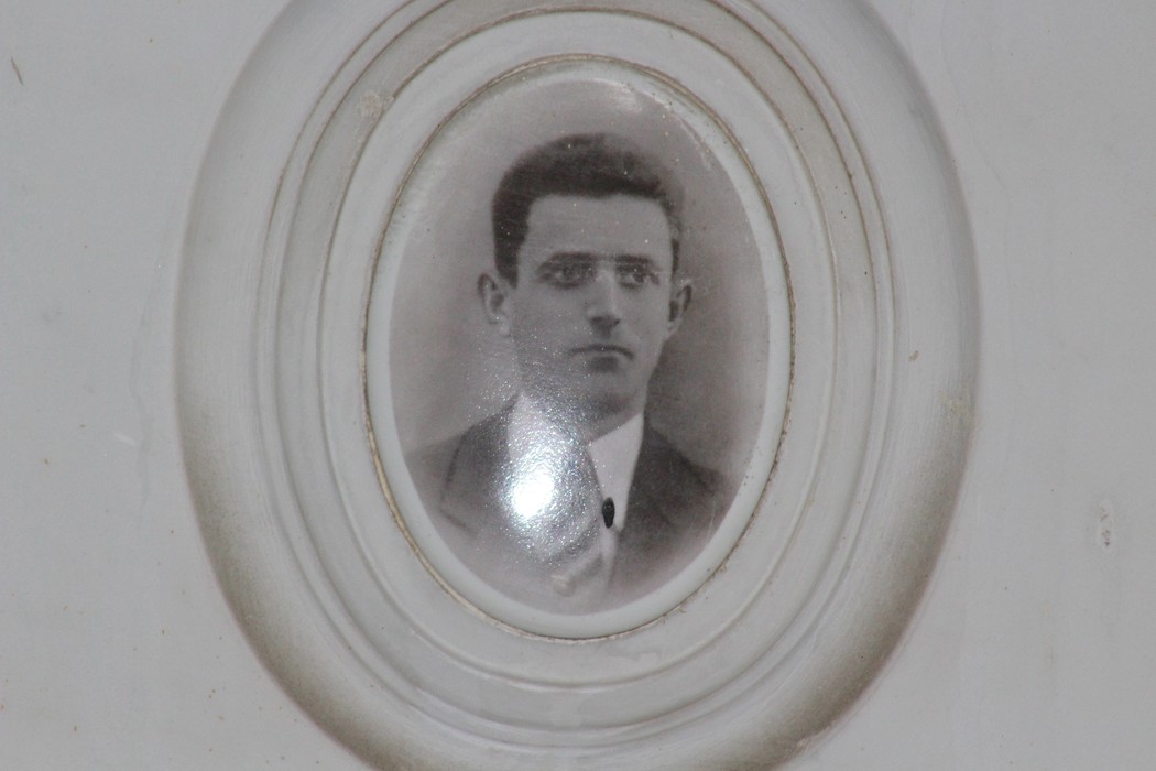 Sacrario dei partigiani di Torbella, commemorazione dei caduti con foto in un elegante ovale decorativo.