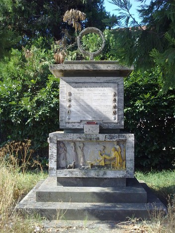 Monumento commemorativo ai caduti, situato a Villa Gaida, con decorazioni e iscrizioni.