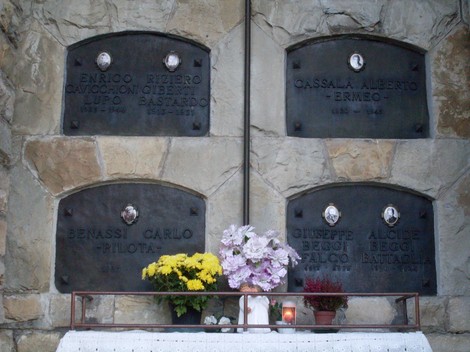 Sacrario dedicato ai partigiani di Vezzano, con placche commemorative e fiori in onore dei caduti.