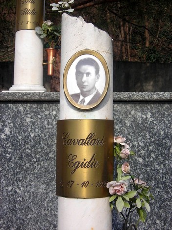 Monumento ai martiri della Garella con immagini e dedicazioni commemorative.