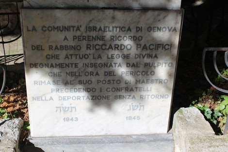 Cippo commemorativo dedicato al rabbino Riccardo Pacifici, situato in un giardino, con iscrizioni in memoria della comunità israelitica.