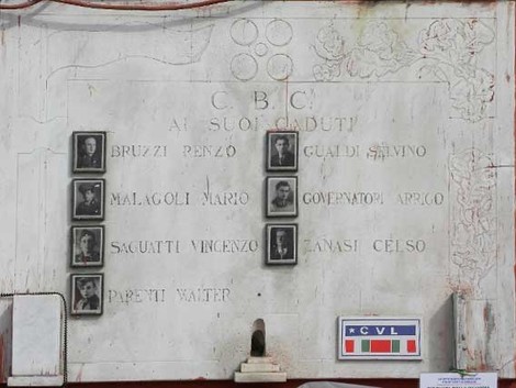 Lapide commemorativa ai caduti di Collegarola, Barchessa e Collegara con ritratti e nomi dei soldati.