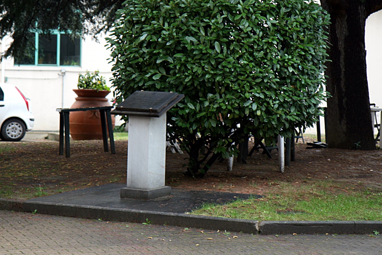 Cippo ai caduti civili, memoriale situato in un angolo tranquillo di un giardino pubblico.
