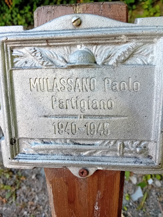 Targa commemorativa in metallo dedicata a Paolo Mulassano, partigiano attivo tra il 1840 e il 1945.