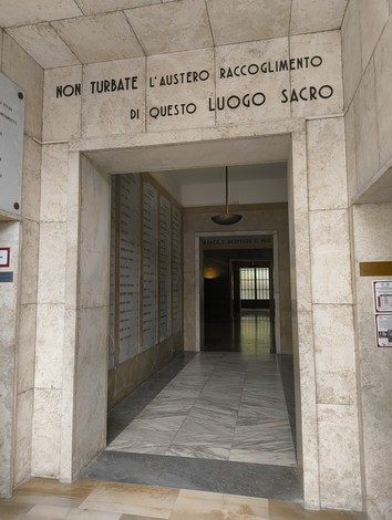 Ingresso al Sacrario dei Martiri di Marzabotto, luogo di commemorazione e riflessione storica.