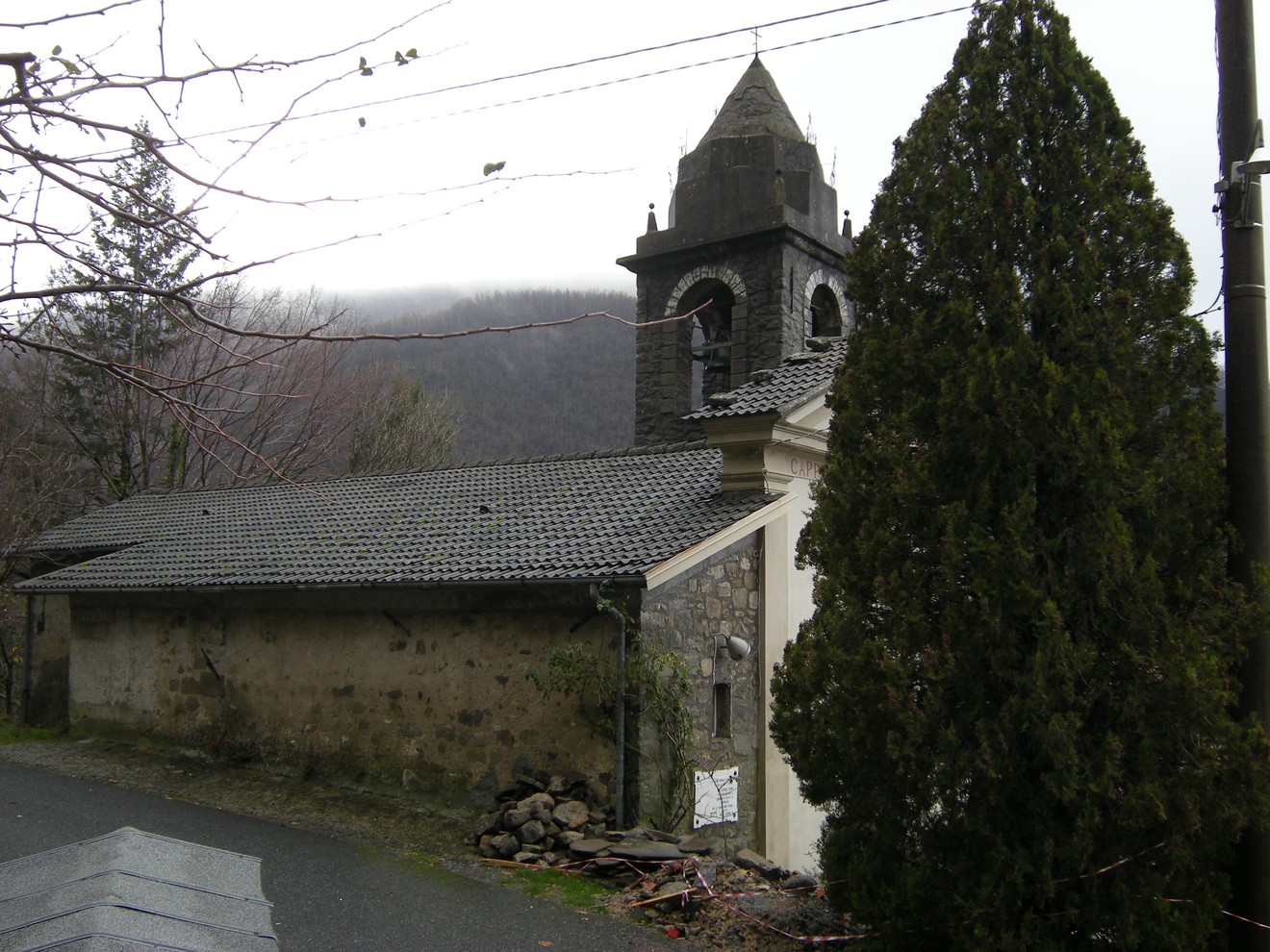 Lapide commemorativa dedicata ai caduti della Brigata Borrini, visibile in un paesaggio montano.