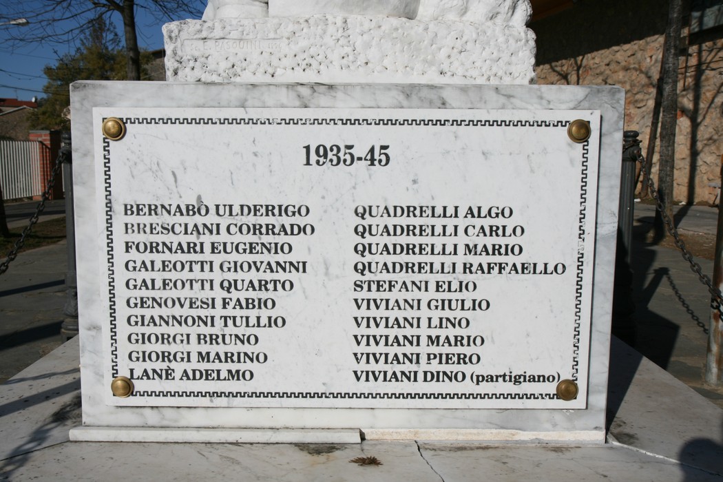 Monumento dei caduti di Capezzano, dedicato ai soldati e ai partigiani che hanno sacrificato la loro vita.